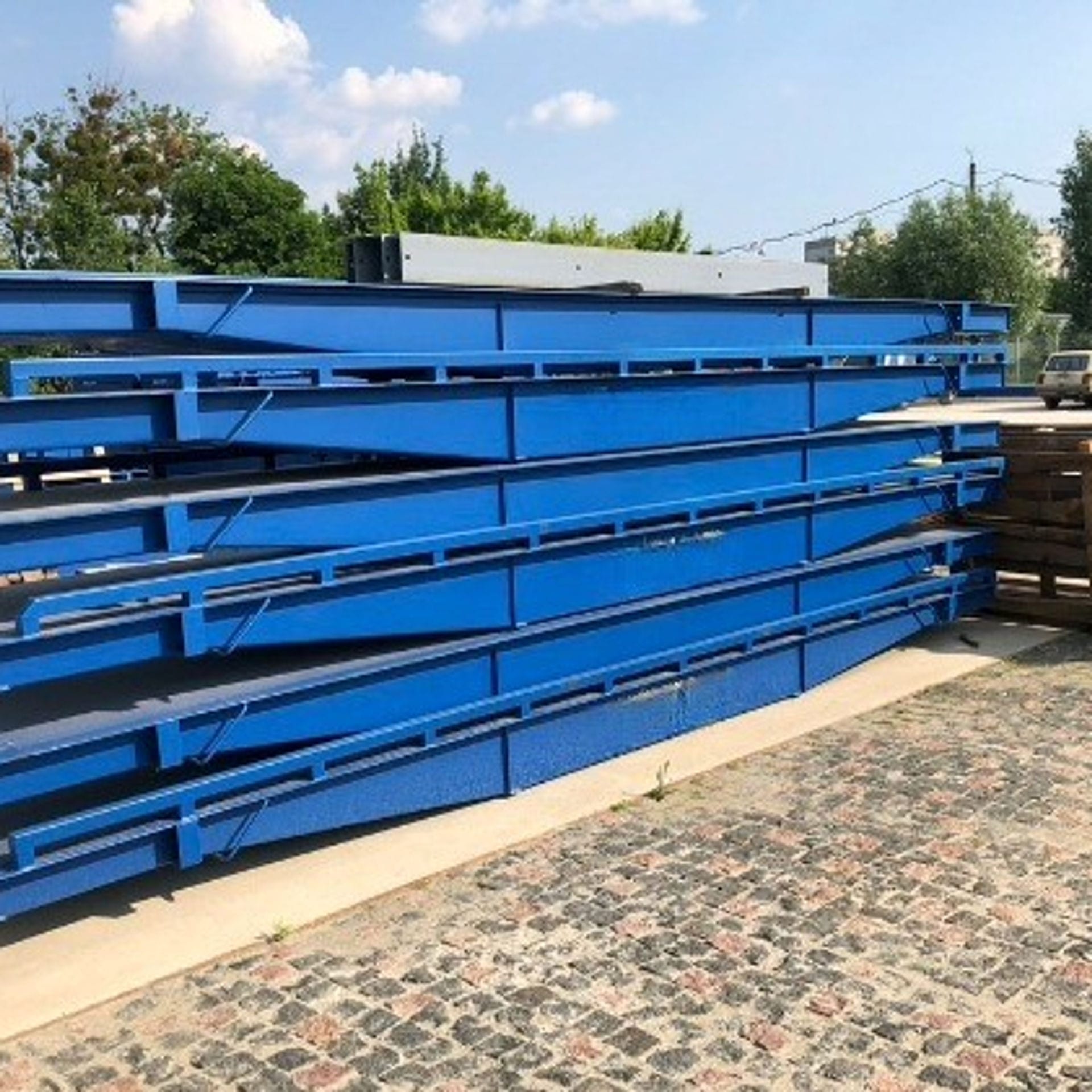 Автомобільні Ваги Grip Line синього кольору на складі магазину.