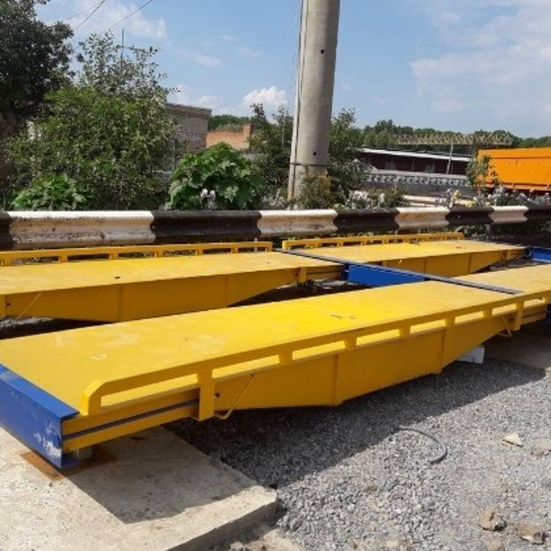 Жовті Автомобільні Ваги Euro Line на одному з аграрних підприємств України.