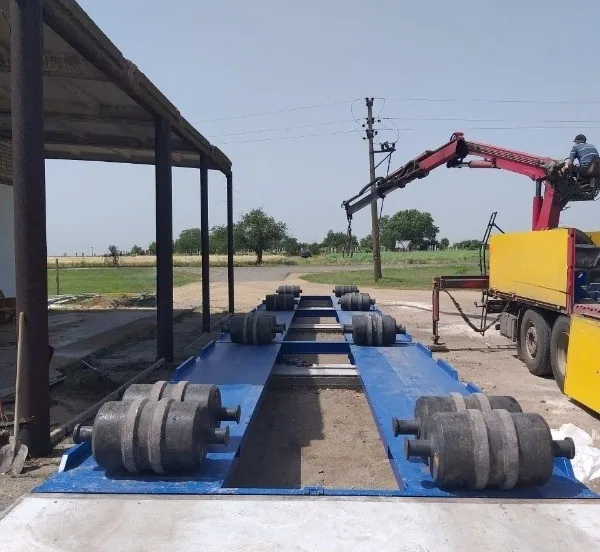 Автомобільні Ваги Power Line Синього Кольору На Аграрному Підприємстві Поряд З Маніпулятором-Навантажувачем.